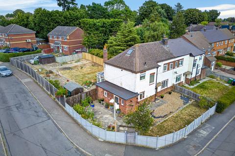 3 bed property, in Hillcrest Avenue, £250,000