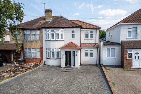 4 bed property, in Valley Drive, £550,000