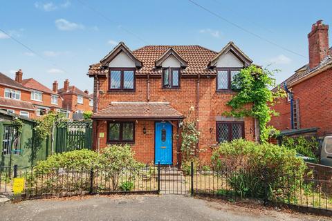 2 bed property, in Edwina Close, £300,000