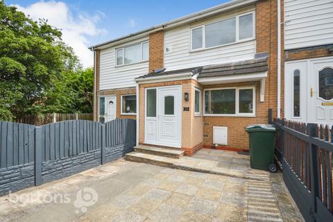 2 bed property, in St. Johns Close, £125,000
