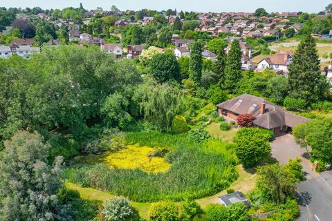 4 bed property, in Paulbrook Road, £825,000