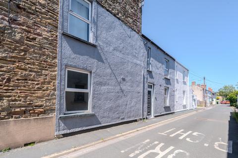 2 bed property, in Bath Place, £160,000