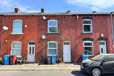 2 bed property, in Silverwell Street, £100,000