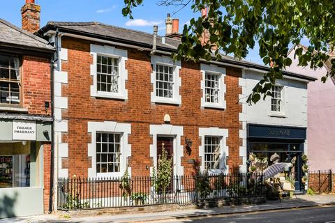 3 bed property, in The Green, £600,000