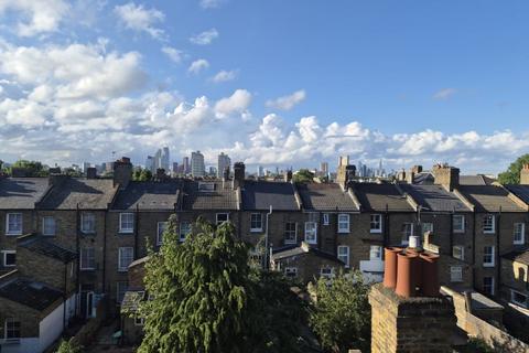 2 bed property, in Sandmere Road, £550,000