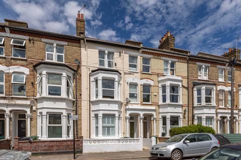 2 bed property, in Sandmere Road, £550,000