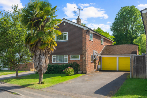 4 bed property, in Kingsmead, £700,000