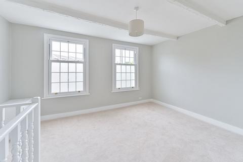 2 bed property, in Cheltenham Road, £360,000