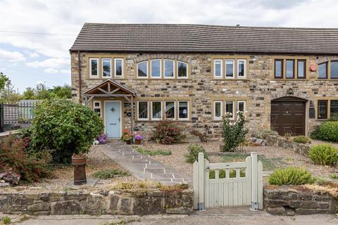 3 bed property, in Waterside Walk, £450,000