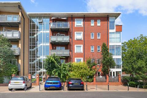 2 bed property, in Kirkdale Road, £370,000