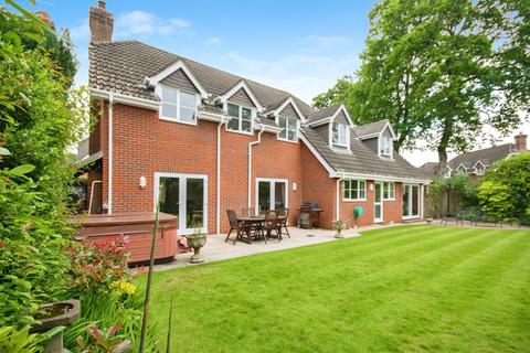 5 bed property, in Bridleways, £700,000