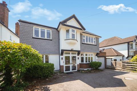 4 bed property, in Farm Fields, £900,000