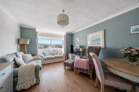 2 bed property, in Sandringham Court, £250,000