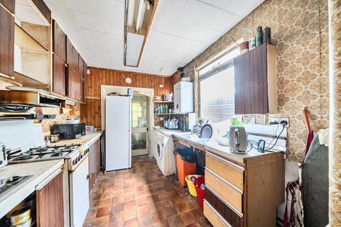 2 bed property, in Tharp Road, £375,000