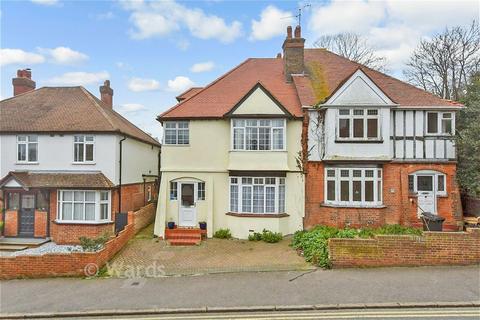 4 bed property, in Queens Road, £450,000