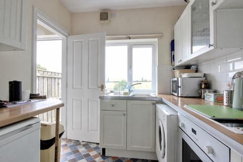 2 bed property, in Old Village Road, £170,000