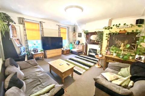 3 bed property, in Holderness Road, £75,000