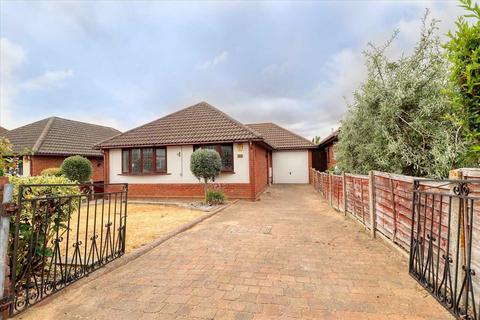 2 bed property, in Leas Road, £295,000