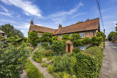 3 bed property, in Tollerton Lane, £550,000