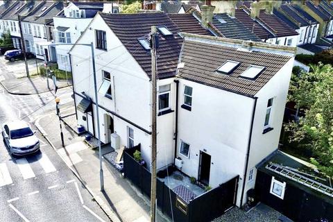 2 bed property, in Westcliff on Sea SS0, £250,000