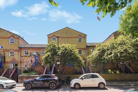 1 bed property, in Warltersville Road, £380,000
