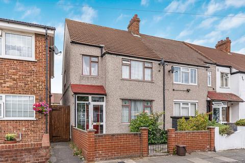 3 bed property, in Middle Road, £550,000