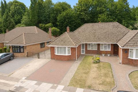 4 bed property, in Runley Road, £450,000