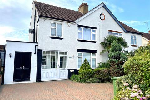 3 bed property, in Hill Rise, £740,000