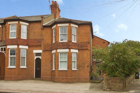 2 bed property, in Totteridge Lane, £475,000