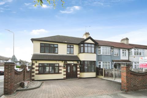 5 bed property, in Belgrave Avenue, £800,000