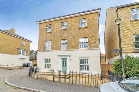 5 bed property, in Whittington Chase, £725,000