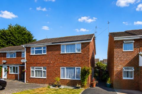 2 bed property, in Jacomb Close, £230,000