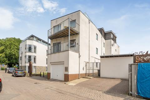 1 bed property, in Barton Road, £199,000