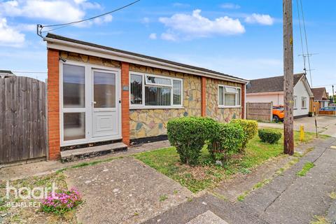 2 bed property, in Gainsborough Avenue, £300,000