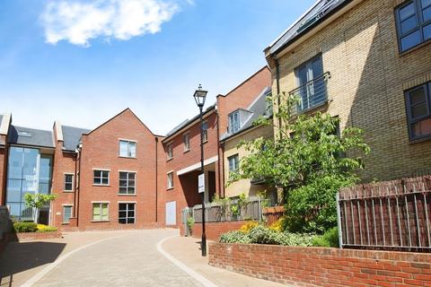 2 bed property, in Coopers Yard, £240,000