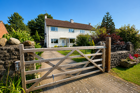 3 bed property, in Russell Terrace, £235,000