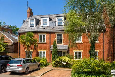 2 bed property, in Charter Gate, £300,000