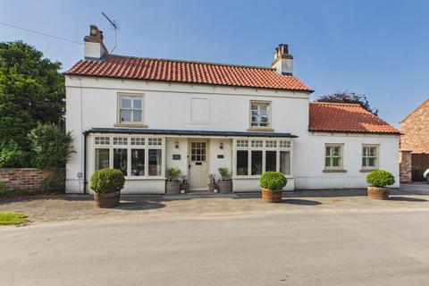 4 bed property, in Main Street, £650,000