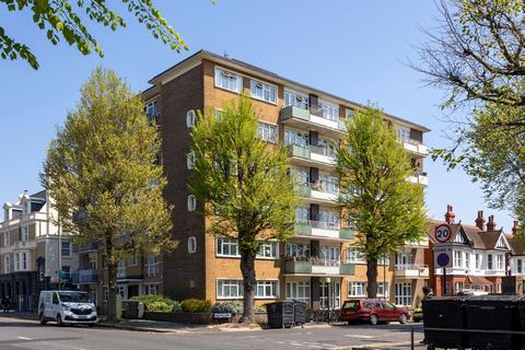 2 bed property, in Hove Street, £275,000