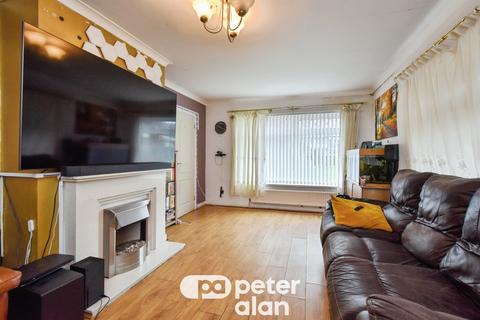 4 bed property, in Salisbury Close, £280,000