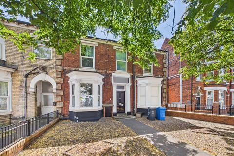 3 bed property, in Anlaby Road, £130,000