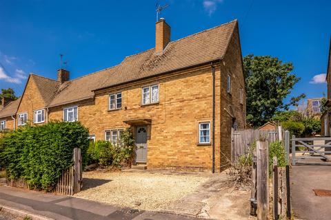 3 bed property, in Sturt Close, £335,000