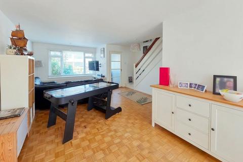 3 bed property, in Dolphin Way, £365,000