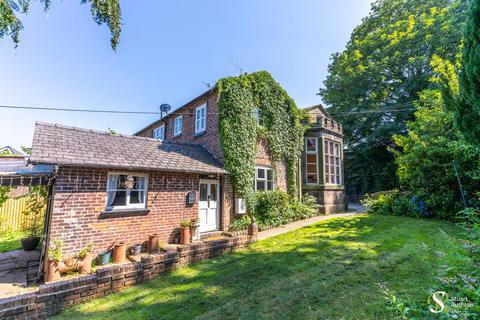 2 bed property, in The Avenue, £325,000