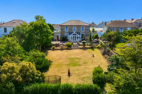 5 bed property, in Beacon Terrace, £689,000