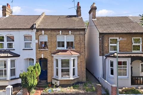 2 bed property, in Hadleigh Road, £225,000