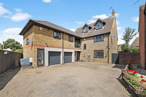7 bed property, in Barncroft Close, £700,000