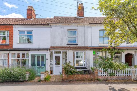 2 bed property, in Highland Road, £270,000