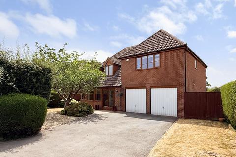 5 bed property, in Kings Lane, £775,000
