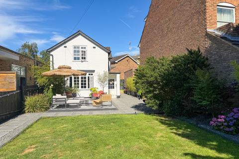 2 bed property, in Queens Road, £950,000